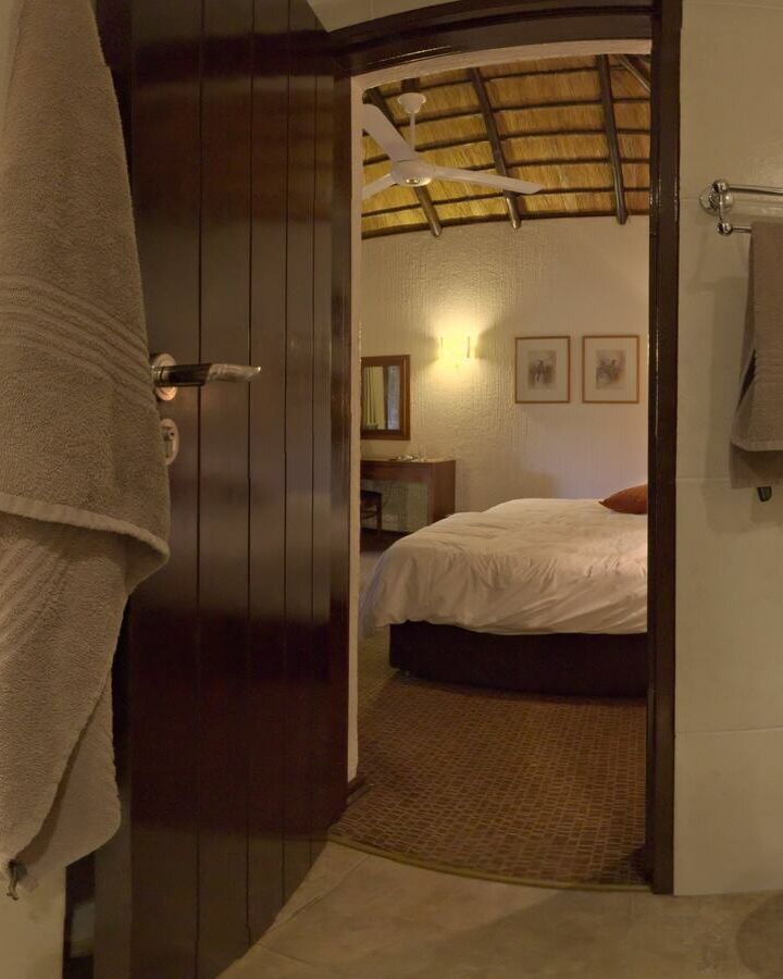 Dal bagno alla camera: la porta aperta guida lo sguardo nella stanza successiva